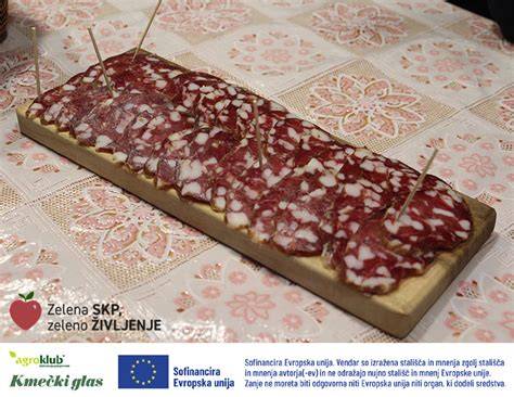 Tematska fotografija zorjenega mesa v zorilnici