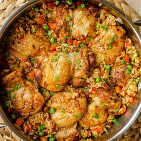 Thematic photo of a delicious golden-brown chicken and rice dish in a baking pot, ready to be served.