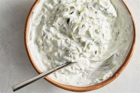 Klasičen grški tzatziki s svežimi kumarami in oljčnim oljem