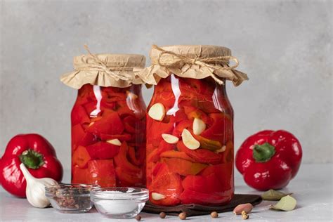 Kolaž fotografij različnih vrst paprike (snack, babura, rog, paradižnikova)