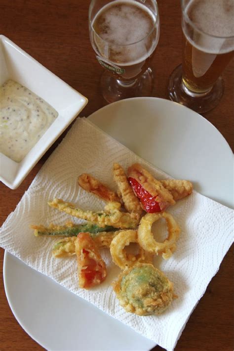 Japonska tempura - morski sadeži in zelenjava v lahkem pivskem testu.