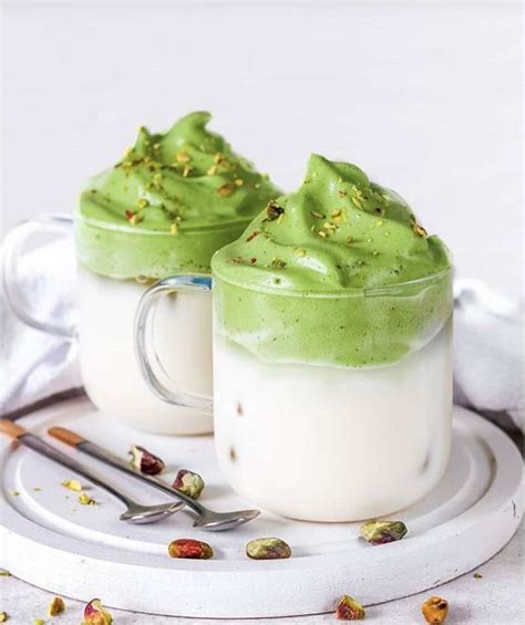 fotografija končne čokoladne zmesi pred peko, ki spominja na mousse