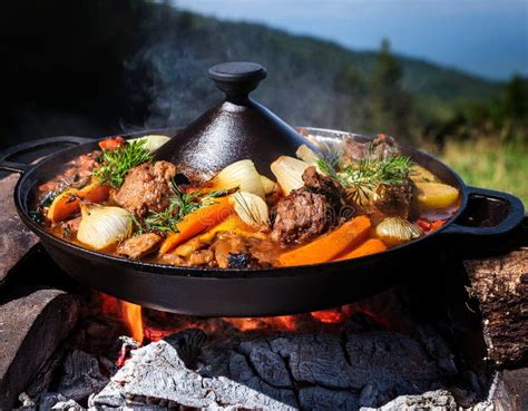 Infographic of a peka bell setup with coals