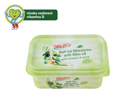 Pripravljen tzatziki v skledi, okrašen z oljko in prelit z olivnim oljem