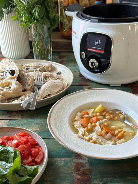 Večnamenski kuhalnik Philips Multicooker med pripravo rižote.
