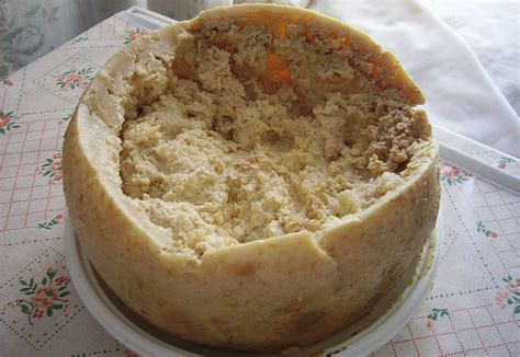 Fotografija sira Casu Marzu s poudarkom na njegovi teksturi