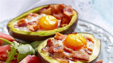 Tabele z primerom LCHF jedilnika za zajtrk, kosilo in večerjo.