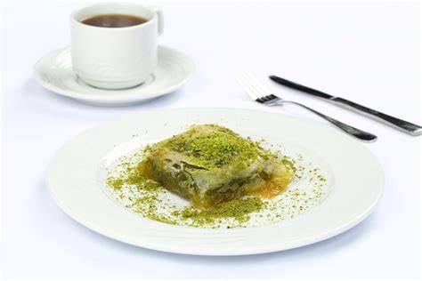 Klasična baklava s pistacijami na pladnju