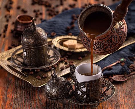 Tradicionalna turška kava v džezvi in majhni skodelici