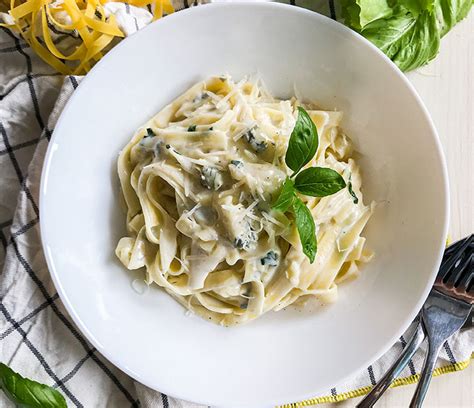 Fotografija: Postrežen krožnik tagliatelle v kremni gorgonzolini omaki