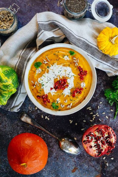 Sestavine za bučno juho, pripravljene na pultu (buča, čebula, česen, žajbelj, jušna osnova).