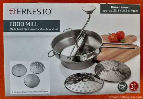 Prikaz paličnega mešalnika in posode z že kuhano zelenjavo za pasiranje.