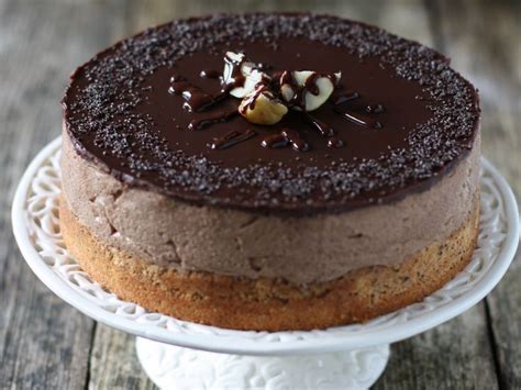 Končana veganska kostanjeva torta, okrašena s čokoladnim prelivom
