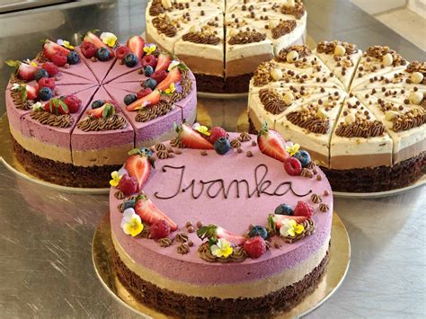 Različne kremne torte s piškotno podlago in malinami