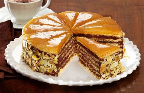 Večplastna torta pred obmazovanjem