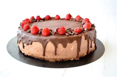 Dekorirana torta s čokoladnim dripom in malinami
