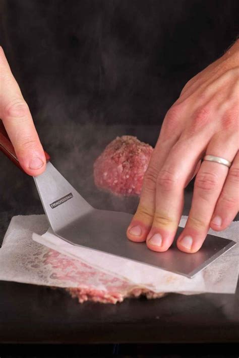 Pečenje tankih rezin govedine na ponvi za bulgogi
