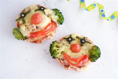 Pripravljeni pizza kruhki z nadevom, pred peko