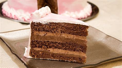Prikaz teksture popolnoma pripravljene čokoladne glazure na rezini torte