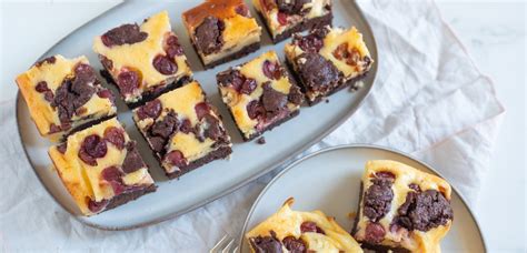 Fotografija: Cheesecake browniji z višnjami, rezina