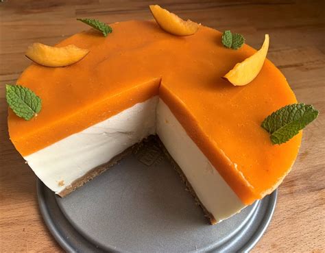 Fotografija jogurtove torte z mareličnim moussom
