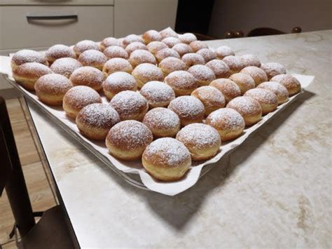 Ilustracija krofov, ki vzhajajo v posodi, s poudarkom na puhastem testu.