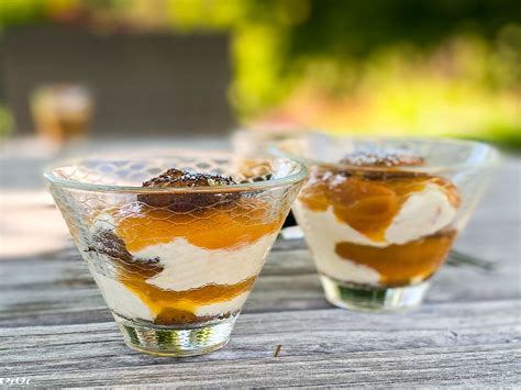 Kolaž fotografij različnih vrst krofov (marelični, tiramisu, jabolčni, francoski)