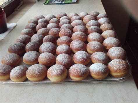 Fotografija tradicionalne pustne mize s krofi in drugimi jedmi
