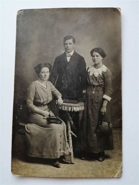 Starinska ilustracija ali fotografija Geoffreyja Chaucera in njegove kuharice.