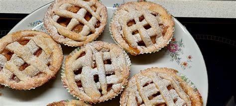 Fotografija tradicionalne nizozemske jabolčne pite z drobljencem ali mrežo iz testa.