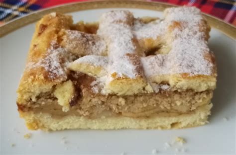 Fotografija pripravljene slovenske jabolčne pite naših babic.