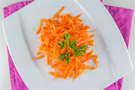 priprava vitaminske solate s korenjem, repo in zeljem