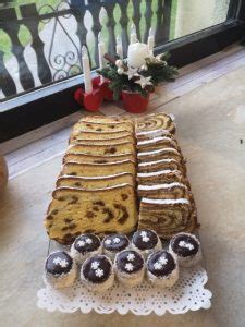 Fotografija tradicionalne narezane orehove potice z rozinami na praznično pogrnjeni mizi