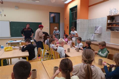 ilustracija otroka, ki uživa v domačih jajčnih mafinih