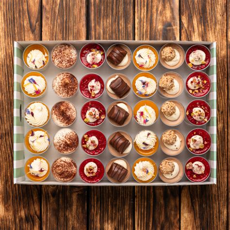 Ilustracija različnih čokoladnih sladic v kozarčkih.