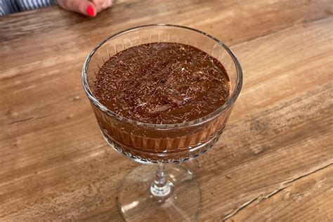 Prikaz korakov priprave čokoladnega moussa.