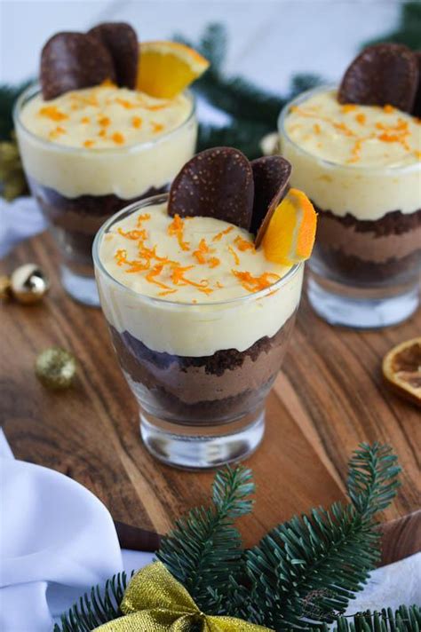 Prikaz sestavljanja sladice čoko pomaranča v kozarcu.