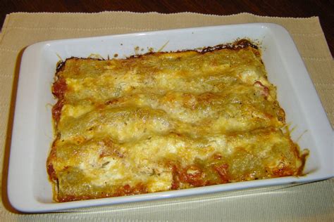Klasični kaneloni z mesnim nadevom in omako v pekaču