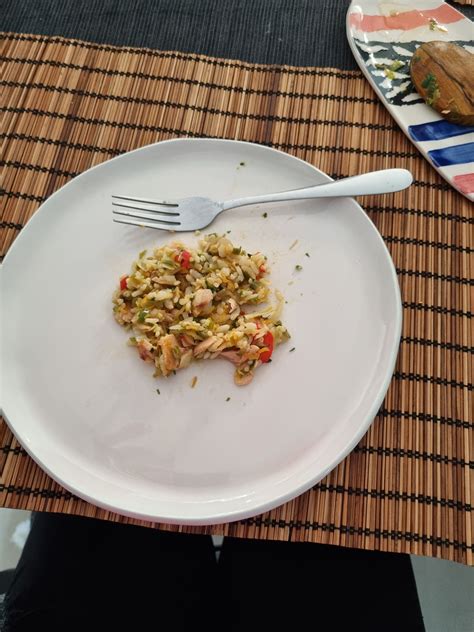 Prikaz različnih vrst zelenjave, pripravljene za dodajanje v rižoto