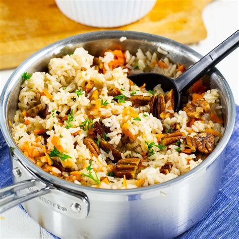 Indijski piščančji pilaf s paradižnikom in jogurtom v tradicionalni posodi