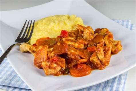 Piščančji pilaf z zeleno, papriko, grahom in žafranom v veliki ponvi