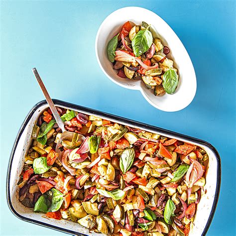 različne vrste poletne zelenjave, pripravljene za peko