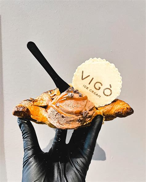 Fotografija vrst pred Vigò Ice Cream in njihov umetniško predstavljen sladoled