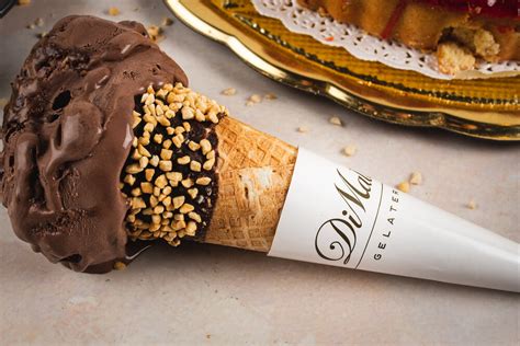 Fotografija razstavljenega sladoleda Dimatteo Gelato s poudarkom na svežih sestavinah in italijanskem stilu