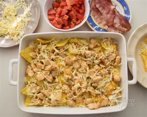 Fotografija sklede kremaste koruzne juhe s piščancem, posute z mlado čebulo in tortilja čipsom
