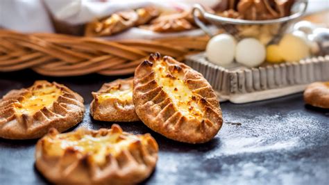 Fotografija tradicionalne karelijske pite (Karjalanpiirakka)