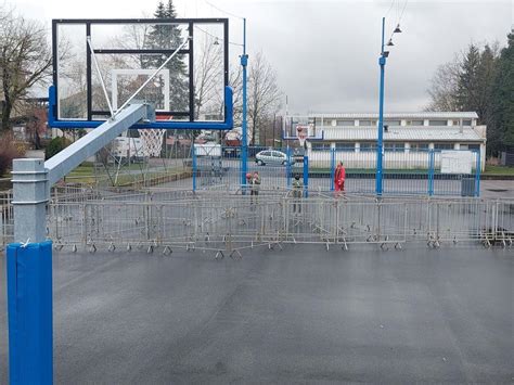 Shematski prikaz uporabe šablone za izdelavo košarkarskega igrišča na torti