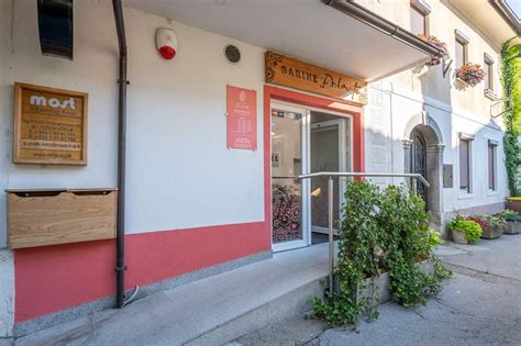Zunanjost slaščičarne Sarine dobrote v Kočevju