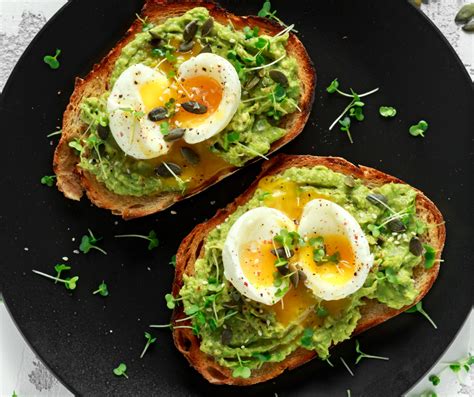 fotografija toasta s trdo kuhanim jajcem in avokadom