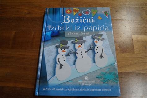 Tematska fotografija zvitkov iz riževega papirja (sladkih in slanih) na lesenem pladnju
